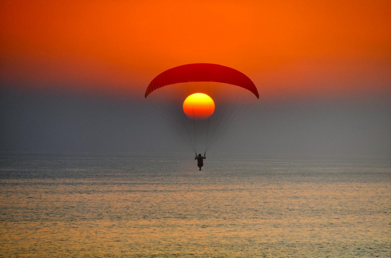 parapente y puesta de sol